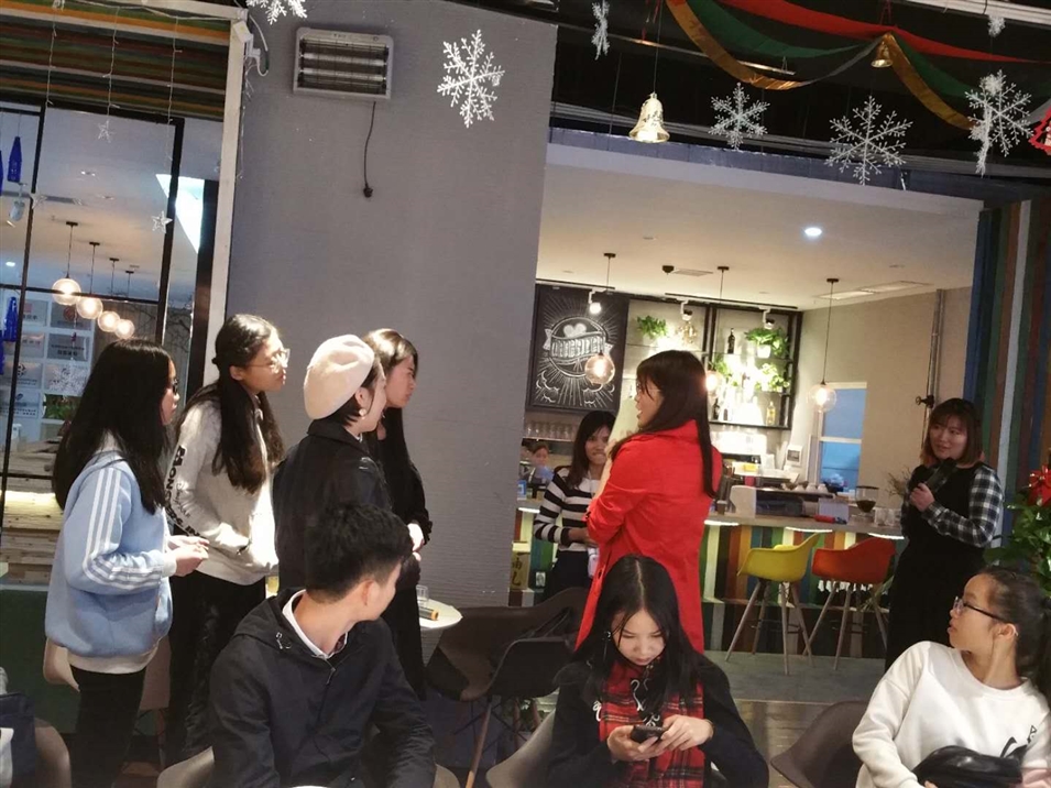 學員們在做游戲準備