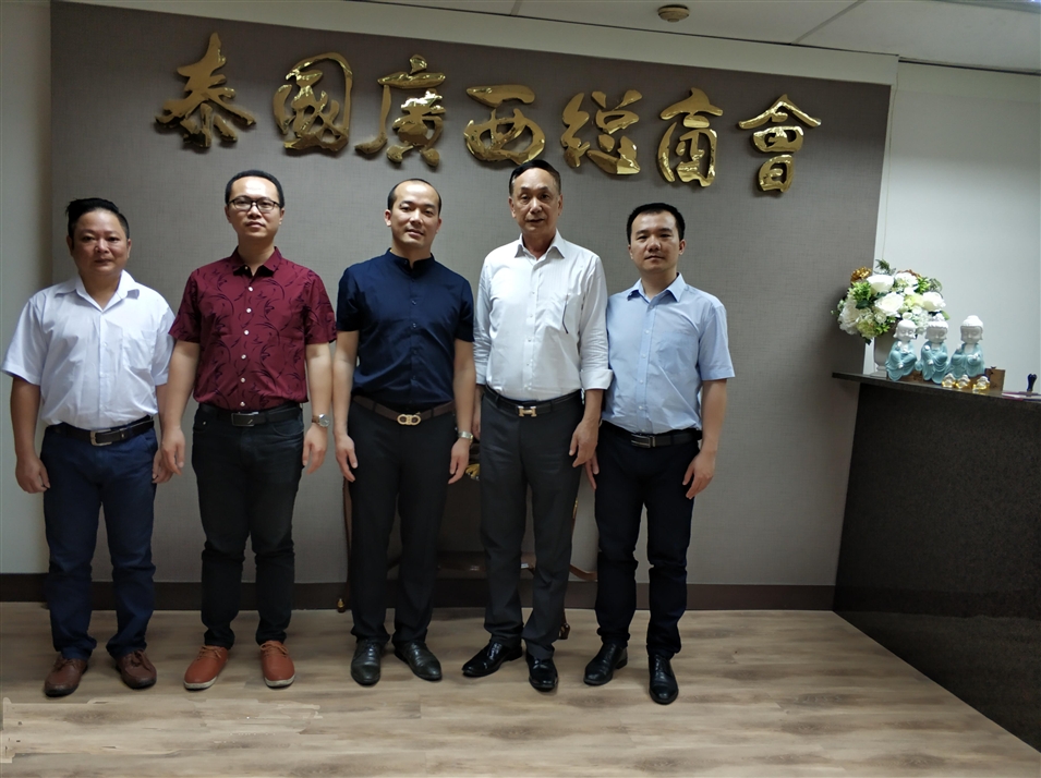 從左往右依次為國際部合伙人林健偉先生（左一），國際部總監(jiān)吳琪先生（左二），執(zhí)行董事粟宥朝先生（左三），商會主席李宇明（右二），國際部合伙人黃文超先生（右一）