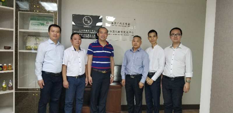 國(guó)際部合伙人黃文超（左一），林健偉（左二）國(guó)際部總監(jiān)吳琪（右一）執(zhí)行董事粟宥朝（左三），泰國(guó)廣西總商會(huì)副主席劉漢政（右二），泰國(guó)華人青年商會(huì)會(huì)長(zhǎng)助理黃志乾(右三)