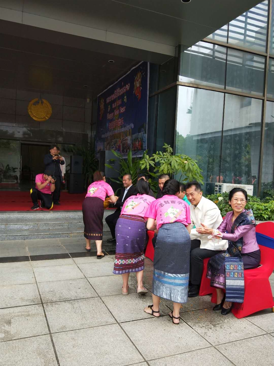 老撾駐廣西留學(xué)生代表將浸有花瓣的香水灑客人的手上，表示對嘉賓的美好祝福（圖二）