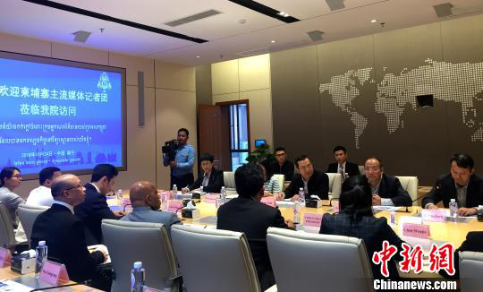 柬埔寨主流媒體采訪團(tuán)在廣西大學(xué)與師生交流。