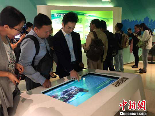 柬埔寨主流媒體采訪團(tuán)參觀南寧市規(guī)劃館。