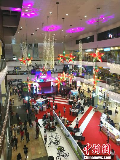 圖為馬尼拉馬卡蒂一商場，開始?xì)q末大促銷，青年人消費(fèi)暢旺。 關(guān)向東 攝