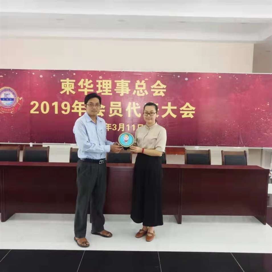 與柬華理事總會(huì)鐘耀輝秘書長(zhǎng)合影，并交換了紀(jì)念品