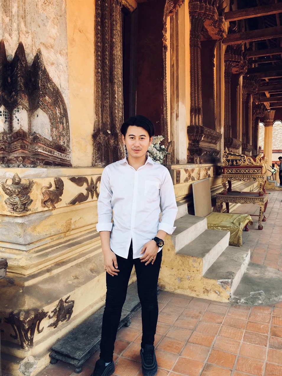 基諾，老撾首都萬象人，老撾國立大學文學院德語系大二學生， 